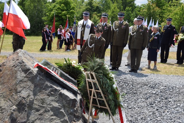 W uroczystościach w Prudniku wzięły udział delegacje służb mundurowych - wojska, policji, leśników.