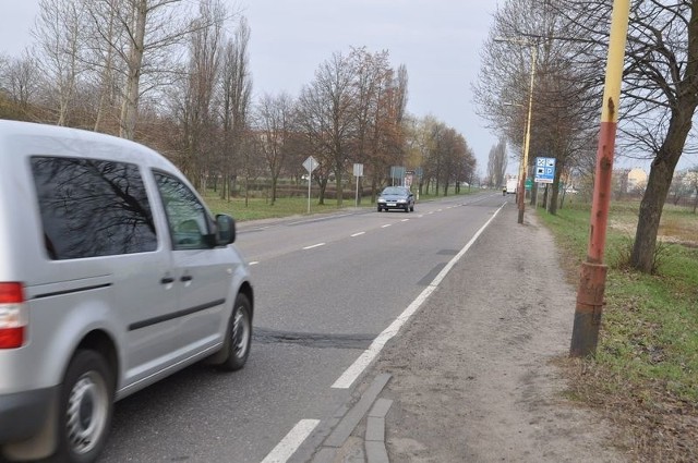 Najniebezpieczniejszy dla pieszych i rowerzystów jest szczególnie odcinek obwodnicy od ulicy 1 Maja do marketu Tesco &#8211; tu nie ma żądnego chodnika, a ruch pieszy jest spory. 