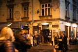 Natarczywy mężczyzna zaczepia młode dziewczyny w centrum Krakowa. "Oferuje striptiz za przenocowanie go"