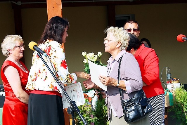 Seniorka Zofia Struwe (z lewej) odbiera dyplom z rąk przewodniczącej KGW Grażyny Zubik