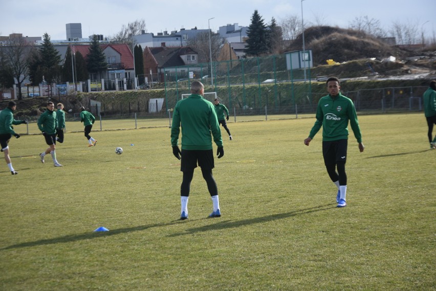 Czwartkowy trening piłkarzy Radomiaka. Trener Dariusz Banasik zapowiada trzy zmiany w składzie na mecz z Wartą Poznań (Zobacz zdjęcia)