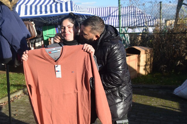 - Mamy tanie i dobre ubrania – zachwalali z uśmiechem handlarze we wtorek 7 listopada na targowisku w Przysusze.