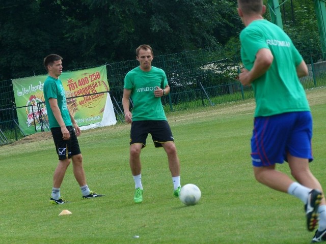 Michał Chrabąszcz (w środku) to jeden z kilku testowanych zawodników trenujących z Radomiakiem