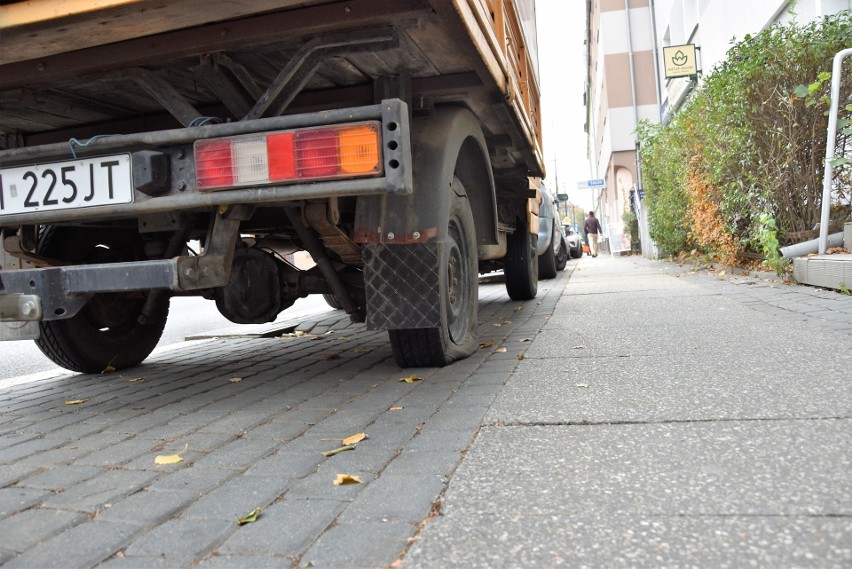 Auto antyaborcyjnych aktywistów znów parkuje przy ul....