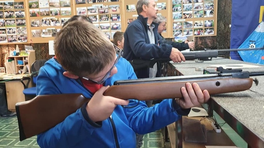 Nowe Brzesko. Dzieci rywalizowały na strzelnicy w zawodach zorganizowanych z okazji ich święta