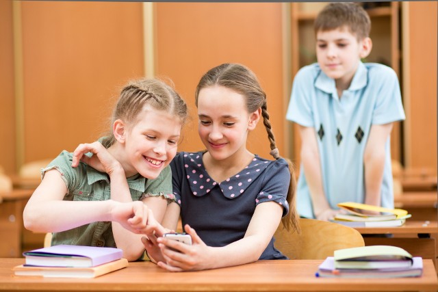 Coraz częściej powraca temat wprowadzenia zakazu używania telefonów przez uczniów w szkołach