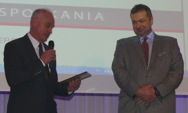 Certyfikat akredytacyjny dyrektorowi szpitala Markowi Tombarkiewiczowi wręcza wiceminister zdrowia Aleksander Sopliński.