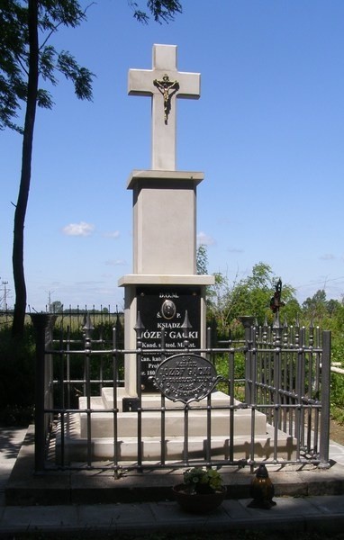 Pomnik księdza Gackiego na starym cmentarzu w Jedlni.