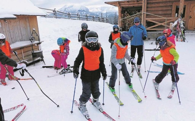 Uczniowie z Radwanowic na stoku narciarskim.