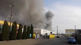 Pożar w Wieltonie. Ewakuacja pracowników. Strażacy walczą z ogniem w Wieluniu [ZDJĘCIA, FILM]