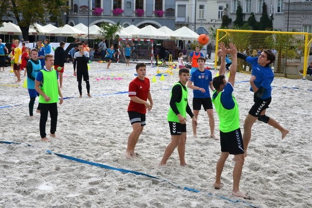 Przez 16 dni na kieleckim Rynku będzie się odbywał  "Międzynarodowy Festiwal Sportów Plażowych". Początek 15 sierpnia.