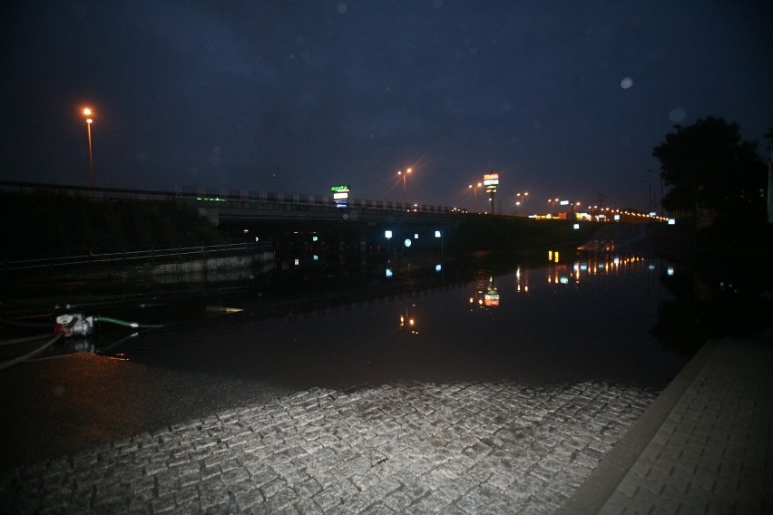 Burza w Katowicach - zalana droga przy IKEI