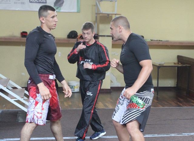 Bartosz Gołębiewski z (lewej) na treningu w Rushh Kielce z Karolem Chabrosem.