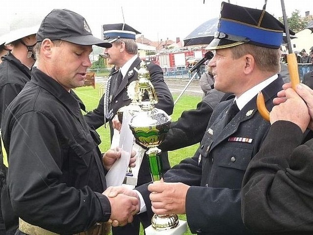 Puchar dla "potrójnie złotej&#8221; drużyny z Sielca Kolonii odebrał prezes jednostki Robert Różycki.