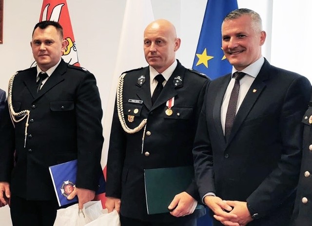 Od lewej: strażacy Marcin Jaros i Paweł Sochaj oraz wicemarszałek Rafał Rajkowski.