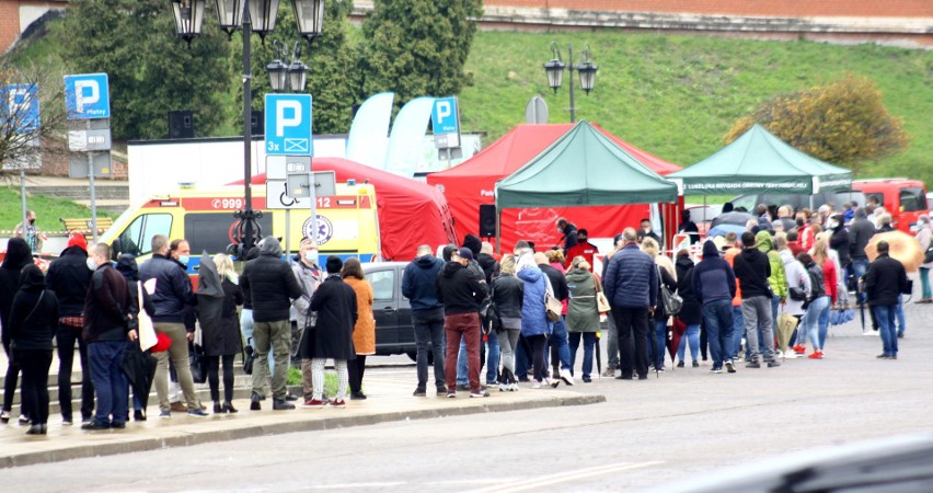 Akcja „Zaszczep się w majówkę” w Lublinie. Długa kolejka przed mobilnym punktem szczepień na placu Zamkowym. Zobacz zdjęcia