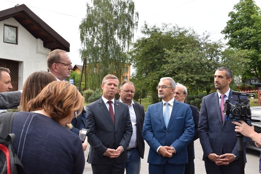 Minister Jerzy Kwieciński odwiedził Jurczyce. Wyremontują tam drogę z pieniędzy rządowych 