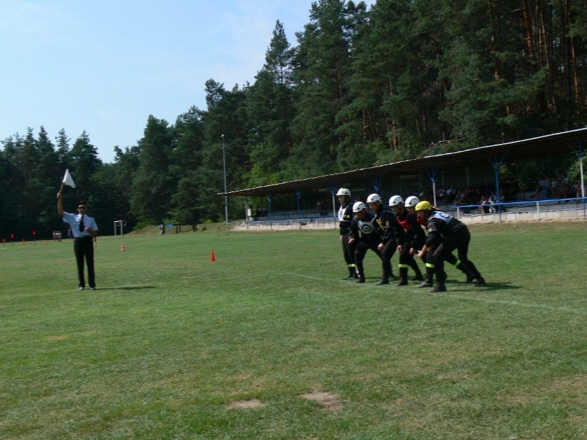 Druhowie ochotnicy sprawdzili się w Powiatowych Zawodach Sportowo-Pożarniczych Powiatu Sandomierskiego na stadionie w Koprzywnicy