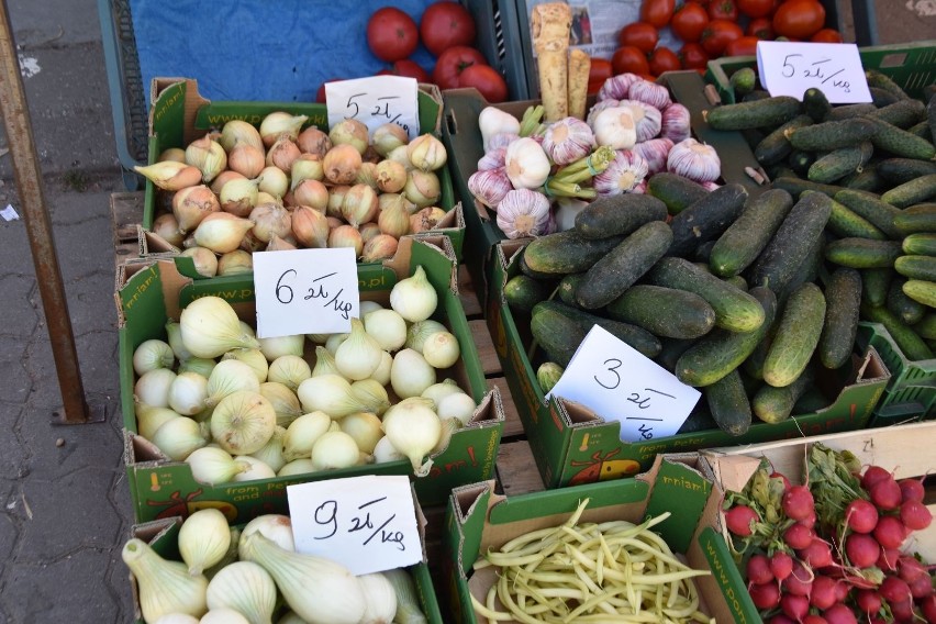 Ceny warzyw i owoców na giełdzie w Sandomierzu w sobotę 25 czerwca. Truskawki i czereśnie coraz tańsze! Zobacz ceny innych warzyw i owoców!