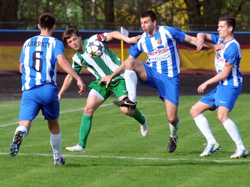 Karpaty Krosno (niebiesko-białe stroje) przegrały z...