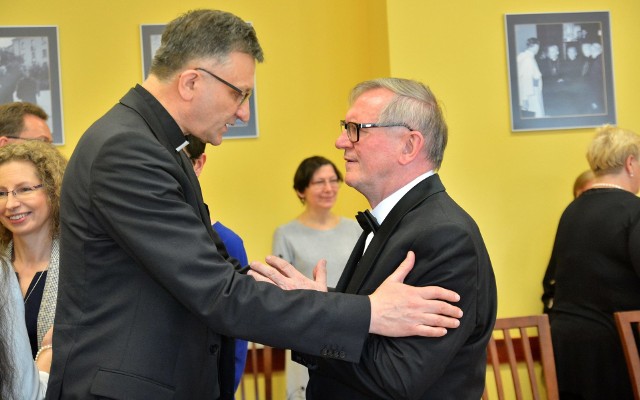 Prof. Dorota Kornas-Biela oraz prof. Adam Biela zostali uhonorowani Orderem Świętego Sylwestra
