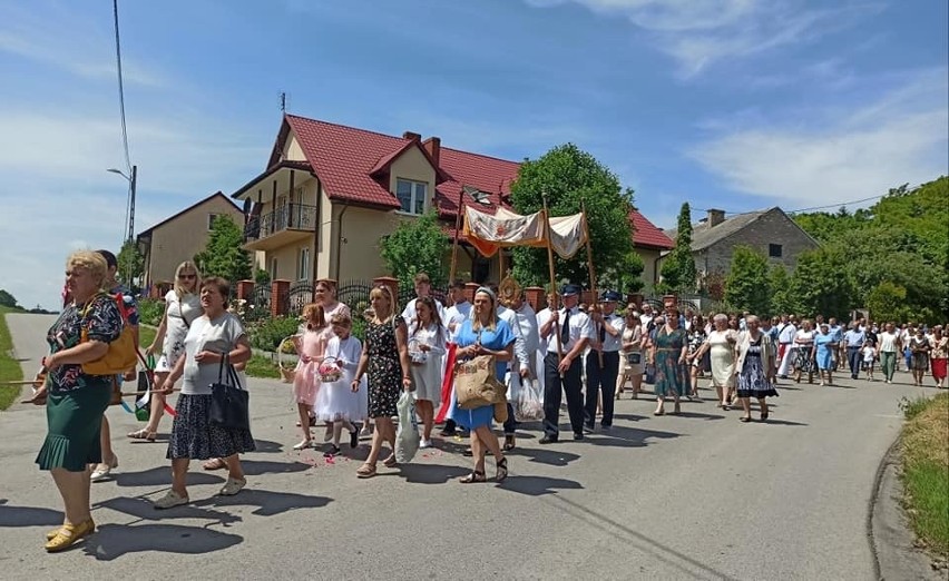 Boże Ciało 2022 w powiecie opatowskim. Zobacz zdjęcia z procesji w parafii we Wszechświętych