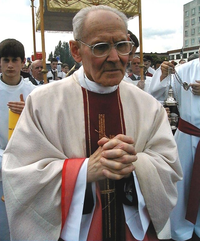 Ks. Franciszek Buczyński podczas procesji Bożego Ciała.