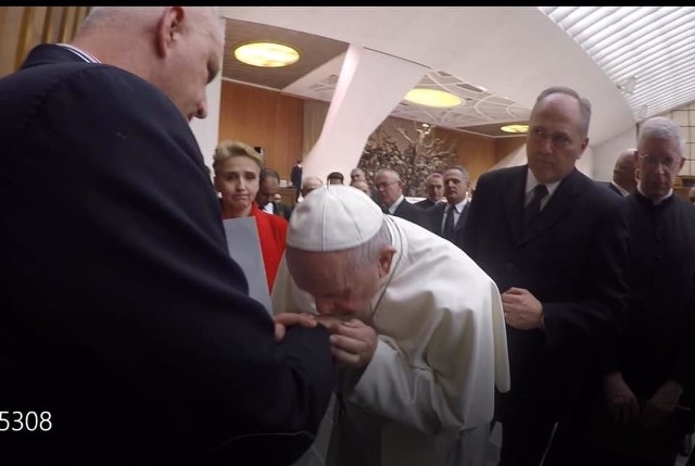 Symboliczny wymiar tego gestu jest nie do przecenienia: Papież Franciszek całuje rękę ofiary księdza pedofila