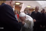 Wzruszający gest papieża. Franciszek całuje rękę Marka Lisińskiego, prezesa Fundacji "Nie lękajcie się"