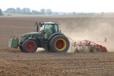 Dwa wypadki z udziałem traktorzystów. Jeden zakończył się tragicznie. Mężczyzna został przygnieciony przez ciągnik