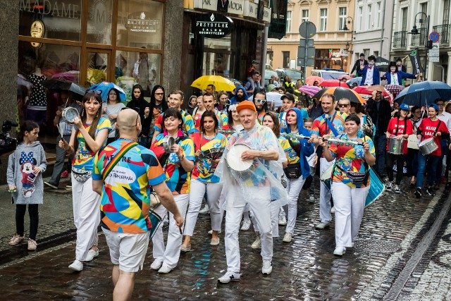 Dziś, 31 maja, ulicami Bydgoszczy przeszła wyjątkowa parada. A to wszystko z okazji Międzynarodowego Festiwalu Sztuki Perkusyjnej - Drums Fusion 2019. Zobaczcie zdjęcia z perkusyjnej parady >>Flash Info #17