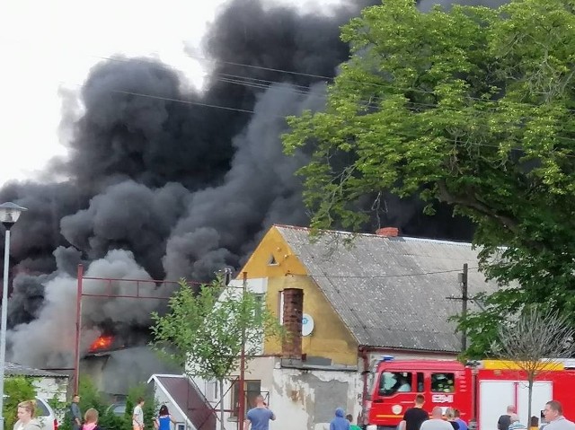 We wtorek, 16 lipca przed godziną 17.00 we wsi Grylewo w gminie Wągrowiec zapaliła się szopa z maszynami rolniczymi. Na miejsce wysłano osiem zastępów straży pożarnej.Kolejne zdjęcie -->
