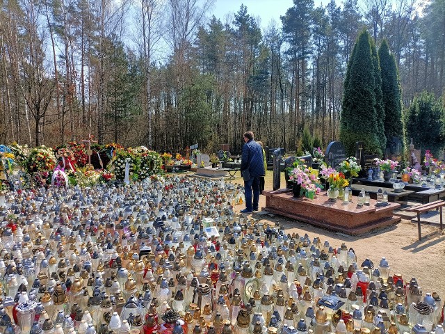 Grób Krzysztofa Krawczyka w Grotnikach wciąż tonie w kwiatach.