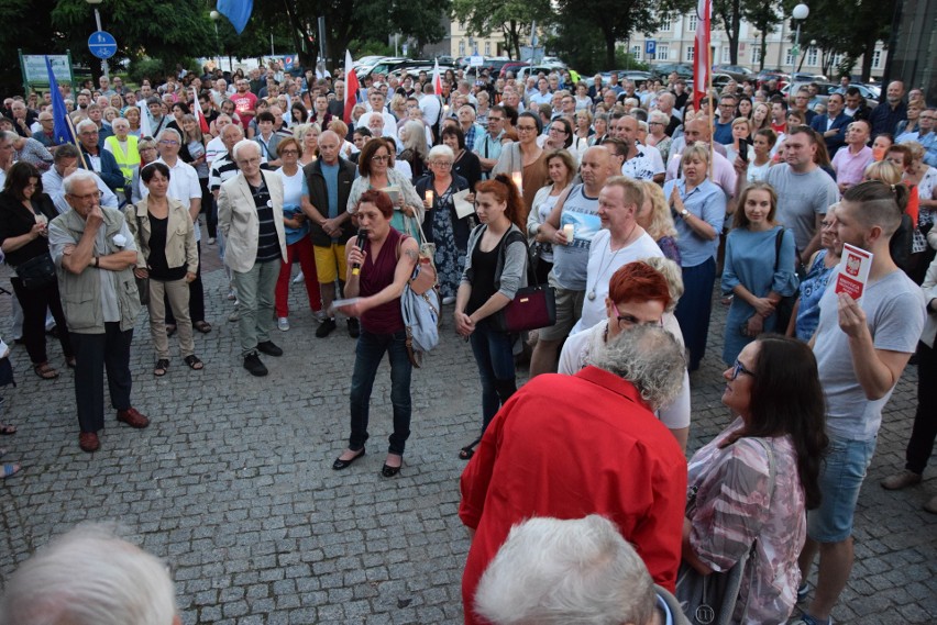 Niedzielny, 23 lipca, manifest pod zielonogórskim sądem.