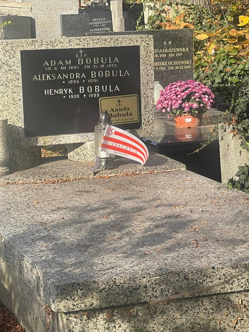 Grób Henryka Bobuli (1920 - 1998) piłkarza, mistrza Polski