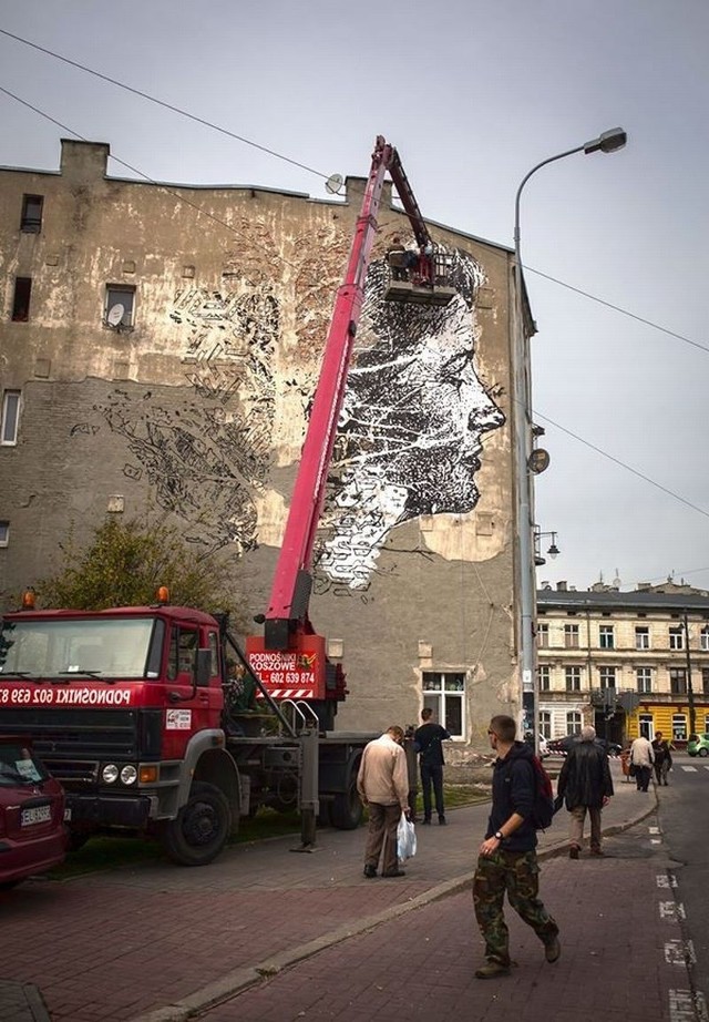 Portugalski atysta Vhils tworzył swój mural przy użyciu dłut i ręcznych wiertarek.