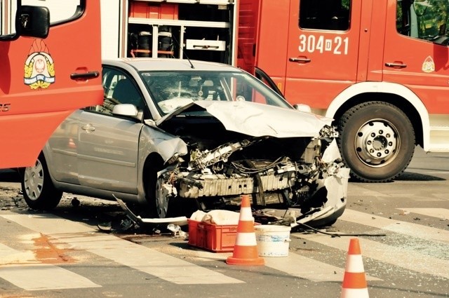 Hyundai dachował na Grabiszyńskiej. Kierowca forda przejechał na czerwonym świetle