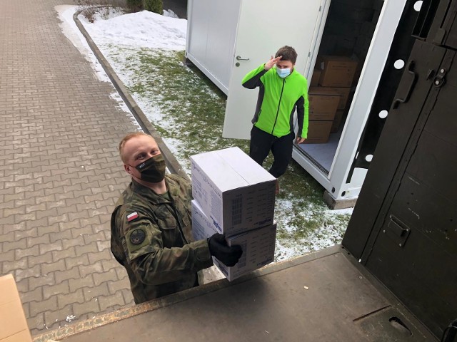Do szpitala w Brodnicy dotarła ciężarówka, która była pełna środków  mających ochronić medyków przed zarażeniem koronawirusem