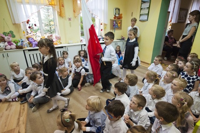 W uroczystości wzięły udział dzieci z grup Biedronki, Słoneczka i Motylki.