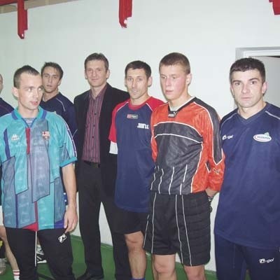 Mirosław Dymek (czwarty od prawej) i Przemysław Kołłątaj (trzeci) w otoczeniu zawodników Warmii