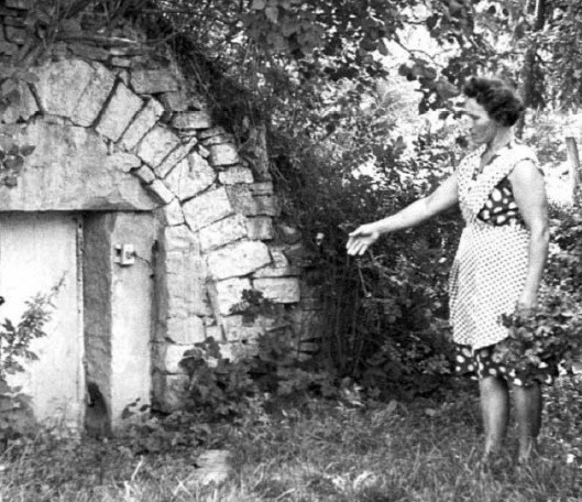 Helena Śliwa wskazuje miejsce, w którym zastrzelona została jej matka. Około 1968 roku