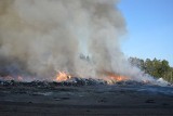 Pożar przy zakładzie tekstyliów w Wąchocku. Akcja gaśnicza trwa już drugą dobę (WIDEO, ZDJĘCIA)