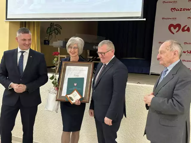 Medal Pro Mazovia otrzymała między innymi Bożena Kosińska - dr nauk o zdrowiu, mgr pielęgniarstwa i mgr administracji, pielęgniarka specjalistka w dziedzinie pielęgniarstwa psychiatrycznego. Więcej na kolejnych zdjęciach