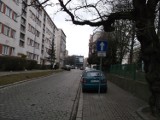 Wrocław: Ulica Dobra tylko w jednym kierunku. A kierowcy i tak jeżdżą "na pamięć" (ZDJĘCIA)
