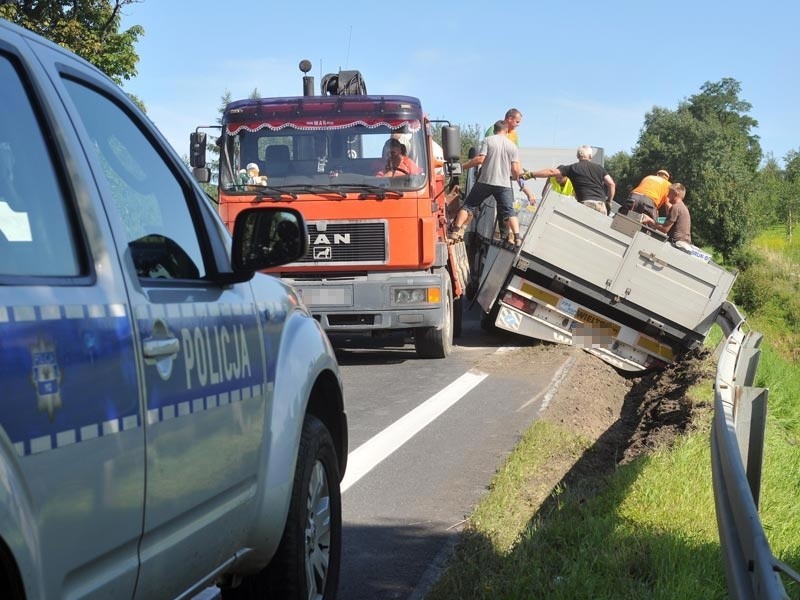 TIR zablokowal krajową 28...