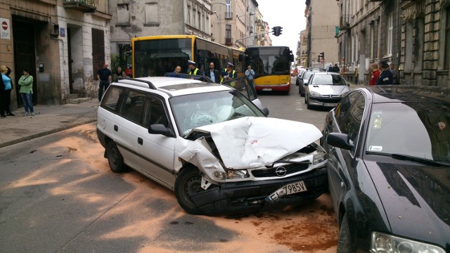 Prawdopodobnie pijany kierowca rozbijał samochody w rejonie skrzyżowania Struga i Lipowej.