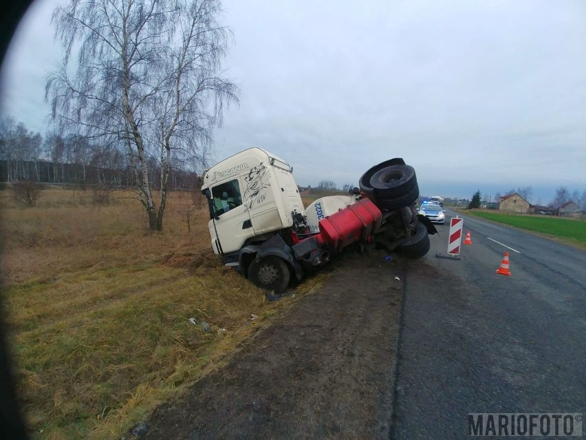 Ciężarówka z cementem wpadła do rowu w okolicach Malni