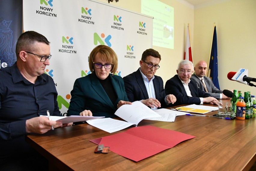 Ceremonia podpisania umów w gminie Nowy Korczyn