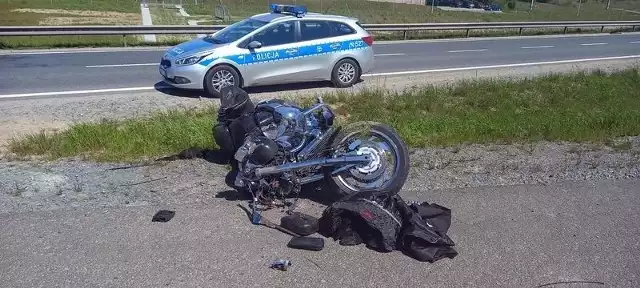 Motocyklista wraz z pasażerką zostali przewiezieni do szpitala