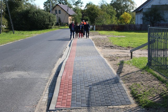 W miejscowości Lipnica w gminie Małogoszcz powstało 200 metrów nowego chodnika.